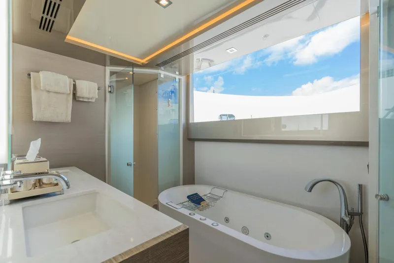 Slide: The Image of Ocean Alexander 30R 2022 - 15