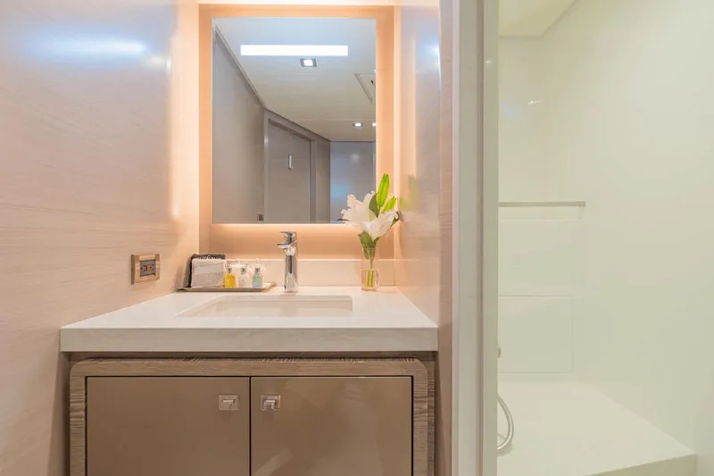 Slide: The Image of Ocean Alexander 30R 2022 - 21