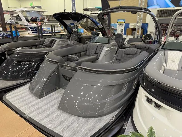 The Image of Bennington QX Swingback 25 QXSBA Tritoon 2025 - 1