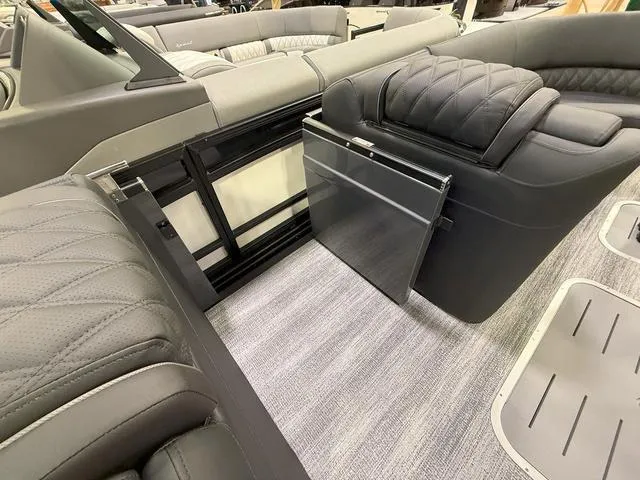 Slide: The Image of Bennington QX Swingback 25 QXSBA Tritoon 2025 - 12