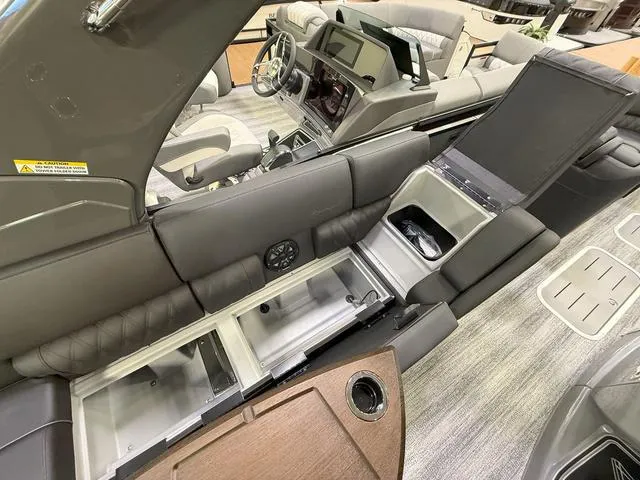 Slide: The Image of Bennington QX Swingback 25 QXSBA Tritoon 2025 - 19