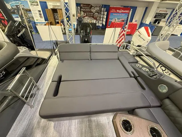Slide: The Image of Bennington QX Swingback 25 QXSBA Tritoon 2025 - 20