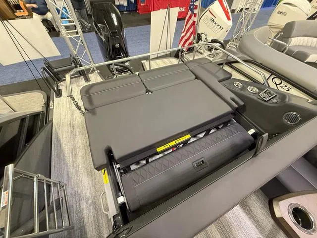 Slide: The Image of Bennington QX Swingback 25 QXSBA Tritoon 2025 - 22