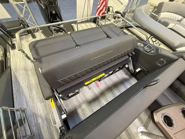 Slide: The Image of Bennington QX Swingback 25 QXSBA Tritoon 2025 - 23