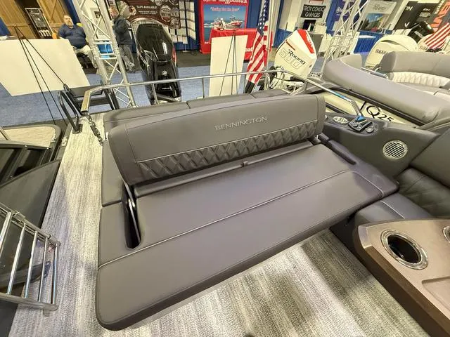 Slide: The Image of Bennington QX Swingback 25 QXSBA Tritoon 2025 - 24