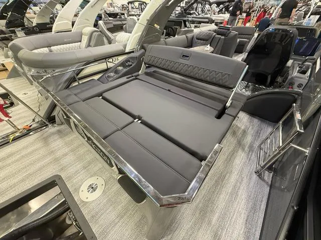 Slide: The Image of Bennington QX Swingback 25 QXSBA Tritoon 2025 - 25