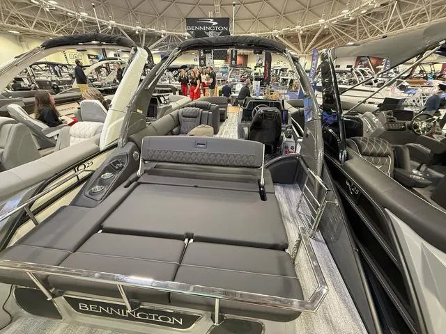 Slide: The Image of Bennington QX Swingback 25 QXSBA Tritoon 2025 - 27