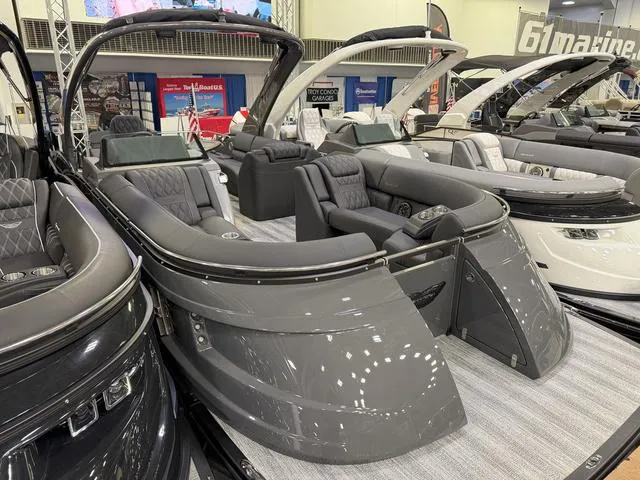 Slide: The Image of Bennington QX Swingback 25 QXSBA Tritoon 2025 - 3