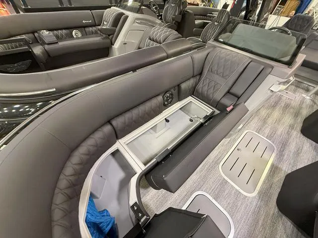 Slide: The Image of Bennington QX Swingback 25 QXSBA Tritoon 2025 - 7