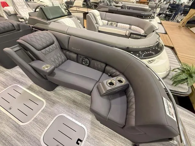 Slide: The Image of Bennington QX Swingback 25 QXSBA Tritoon 2025 - 8