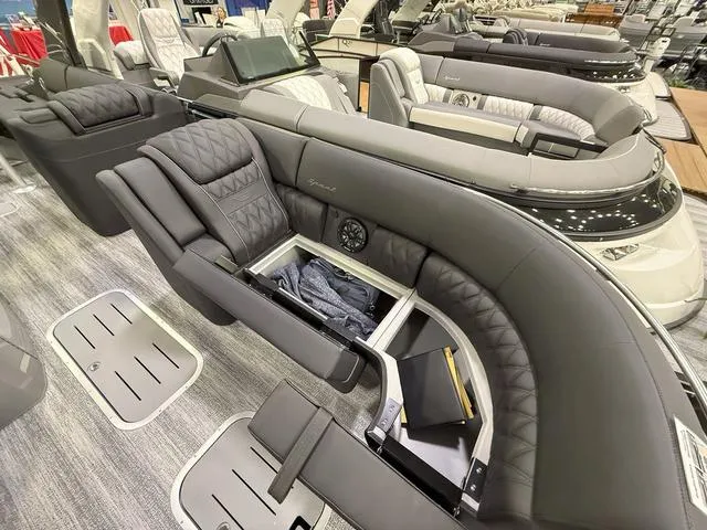 Slide: The Image of Bennington QX Swingback 25 QXSBA Tritoon 2025 - 9