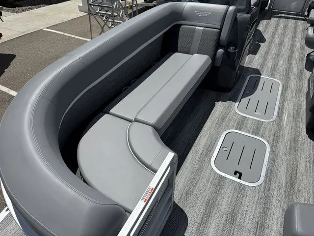 Slide: The Image of Bennington M Quad Bench 24 MFB Tritoon 2025 - 14