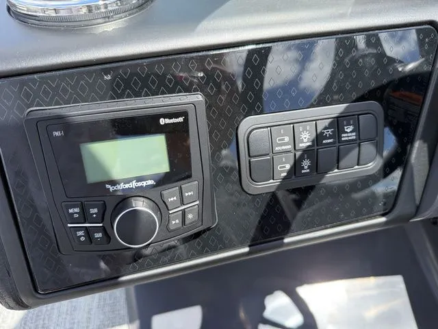 Slide: The Image of Bennington M Quad Bench 24 MFB Tritoon 2025 - 17