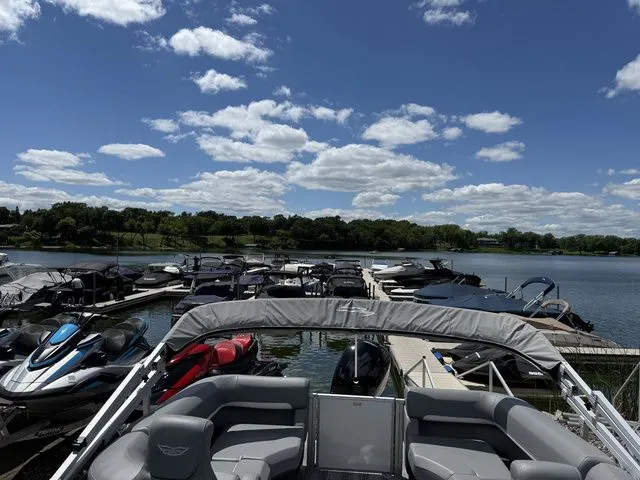 Slide: The Image of Bennington M Quad Bench 24 MFB Tritoon 2025 - 5