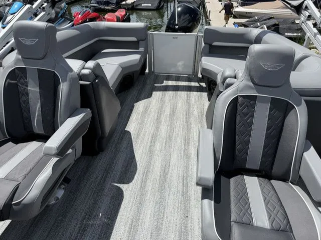 Slide: The Image of Bennington M Quad Bench 24 MFB Tritoon 2025 - 7