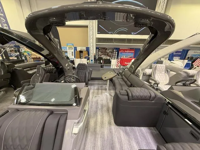 Slide: The Image of Bennington QX Swingback 25 QXSBA Tritoon 2025 - 10