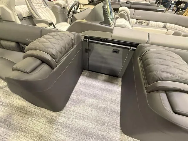 Slide: The Image of Bennington QX Swingback 25 QXSBA Tritoon 2025 - 11