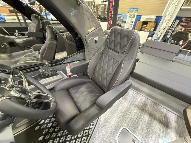 Slide: The Image of Bennington QX Swingback 25 QXSBA Tritoon 2025 - 15