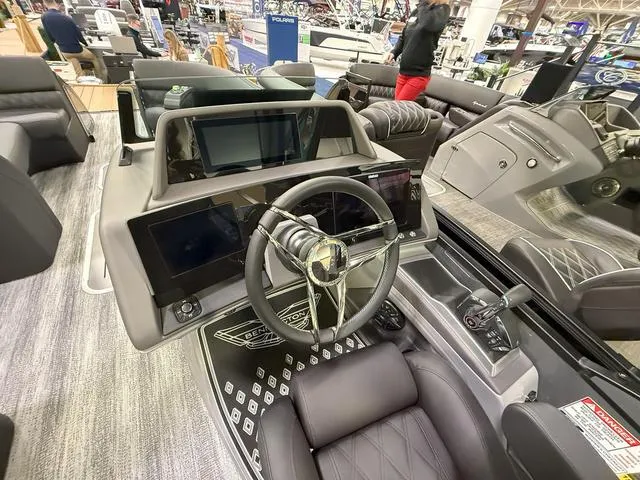 Slide: The Image of Bennington QX Swingback 25 QXSBA Tritoon 2025 - 16