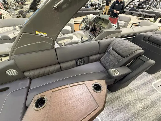 Slide: The Image of Bennington QX Swingback 25 QXSBA Tritoon 2025 - 17