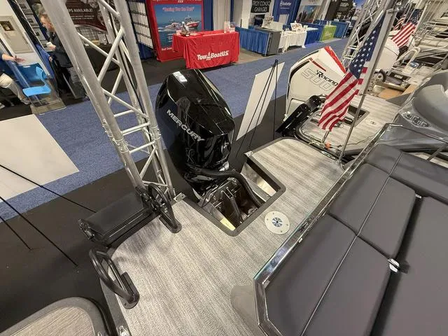 Slide: The Image of Bennington QX Swingback 25 QXSBA Tritoon 2025 - 26