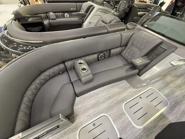 Slide: The Image of Bennington QX Swingback 25 QXSBA Tritoon 2025 - 6