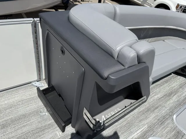 Slide: The Image of Bennington M Quad Bench 24 MFB Tritoon 2025 - 12