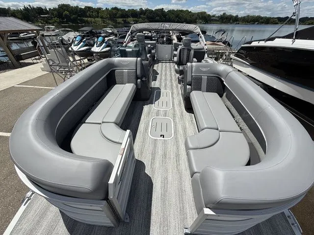 Slide: The Image of Bennington M Quad Bench 24 MFB Tritoon 2025 - 13