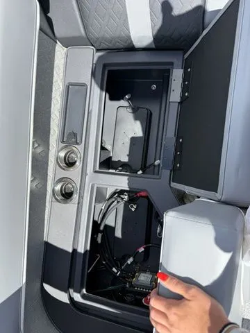 Slide: The Image of Bennington M Quad Bench 24 MFB Tritoon 2025 - 18