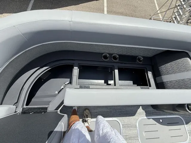 Slide: The Image of Bennington M Quad Bench 24 MFB Tritoon 2025 - 9