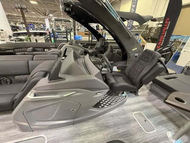 Slide: The Image of Bennington QX Swingback 25 QXSBA Tritoon 2025 - 13