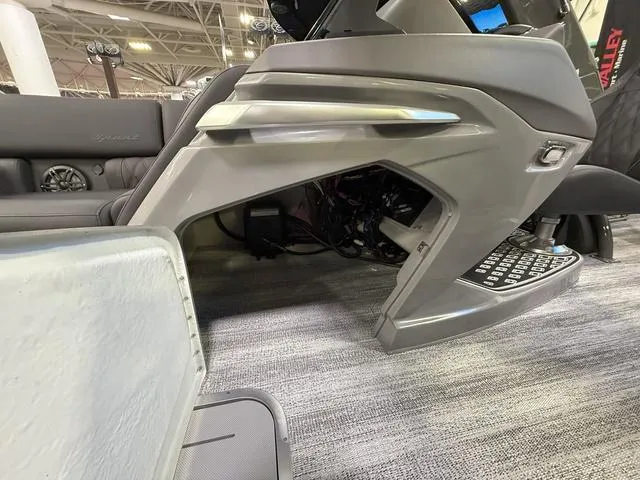 Slide: The Image of Bennington QX Swingback 25 QXSBA Tritoon 2025 - 14