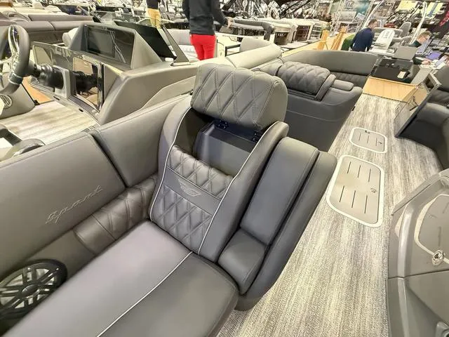 Slide: The Image of Bennington QX Swingback 25 QXSBA Tritoon 2025 - 18