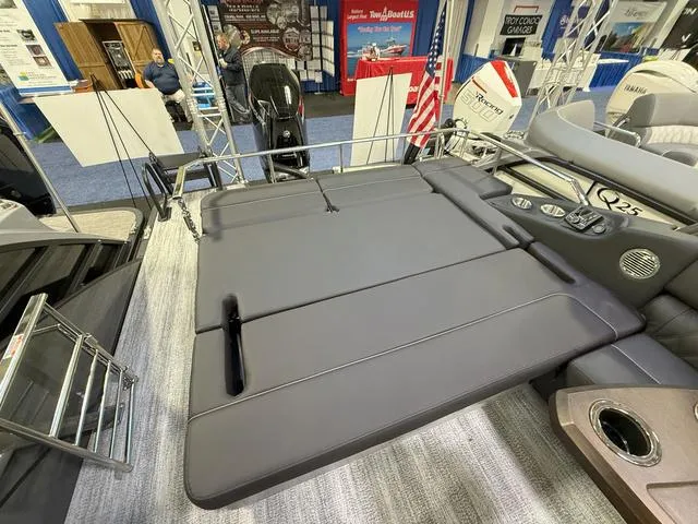 Slide: The Image of Bennington QX Swingback 25 QXSBA Tritoon 2025 - 21