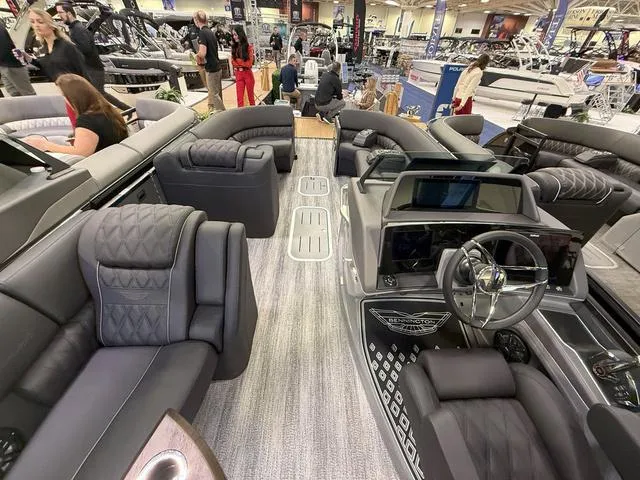 Slide: The Image of Bennington QX Swingback 25 QXSBA Tritoon 2025 - 28