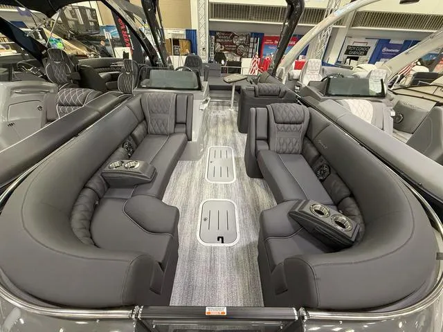 Slide: The Image of Bennington QX Swingback 25 QXSBA Tritoon 2025 - 4