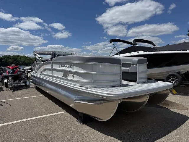 The Image of Bennington M Quad Bench 24 MFB Tritoon 2025 - 1