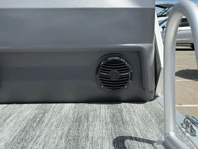 Slide: The Image of Bennington M Quad Bench 24 MFB Tritoon 2025 - 22