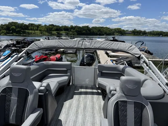 Slide: The Image of Bennington M Quad Bench 24 MFB Tritoon 2025 - 4