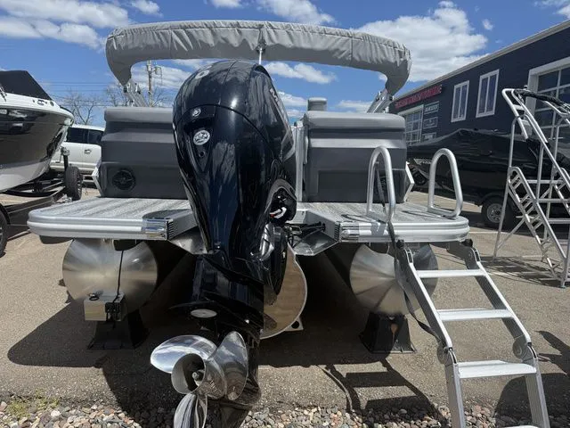 Slide: The Image of Bennington M Quad Bench 24 MFB Tritoon 2025 - 6