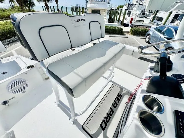 Slide: The Image of Sea Pro 202 Center Console 202CC 202 CC 2025 - 10