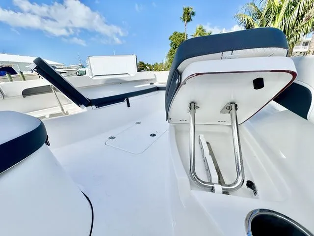 Slide: The Image of Sea Pro 202 Center Console 202CC 202 CC 2025 - 15