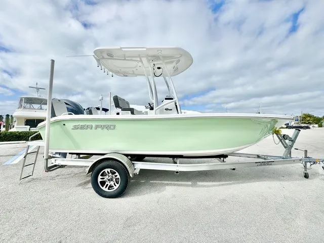Slide: The Image of Sea Pro 202 Center Console 202CC 202 CC 2025 - 4