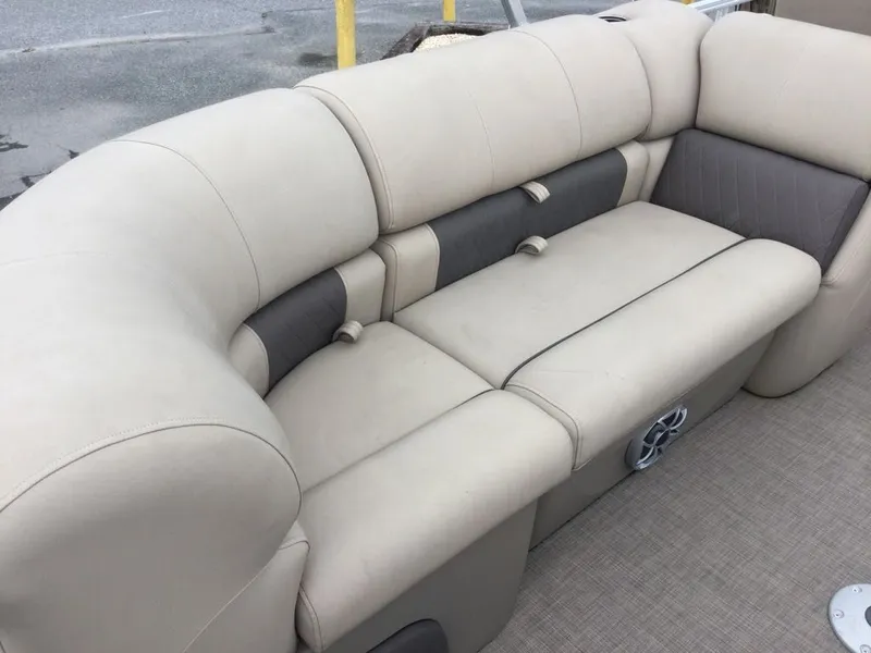 Slide: The Image of Sun Tracker Party Barge 22 DLX 2025 - 12