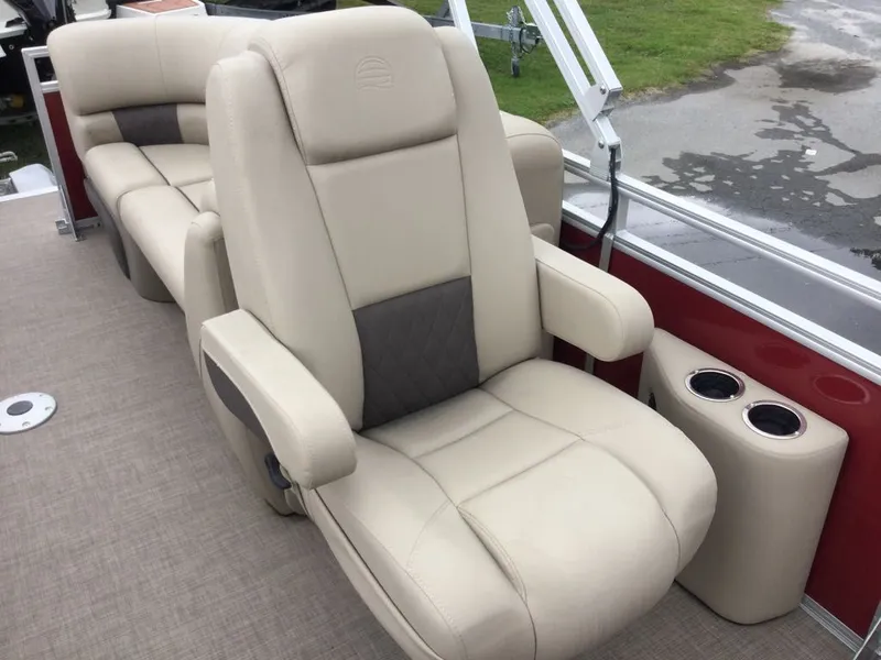 Slide: The Image of Sun Tracker Party Barge 22 DLX 2025 - 14