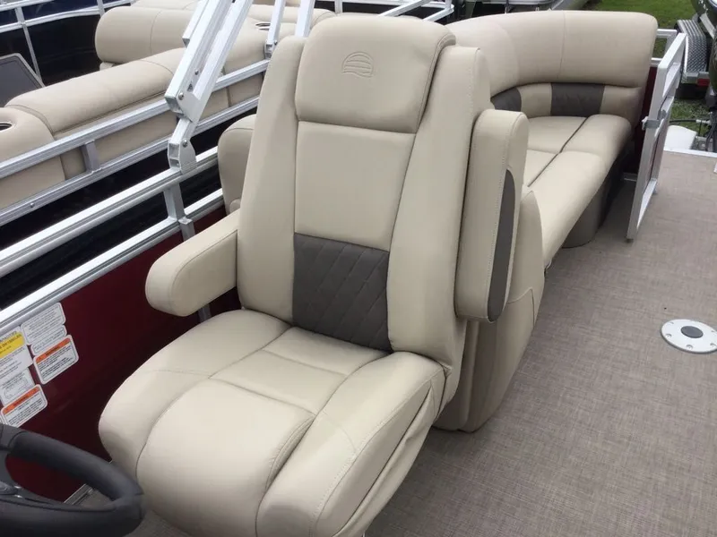 Slide: The Image of Sun Tracker Party Barge 22 DLX 2025 - 6