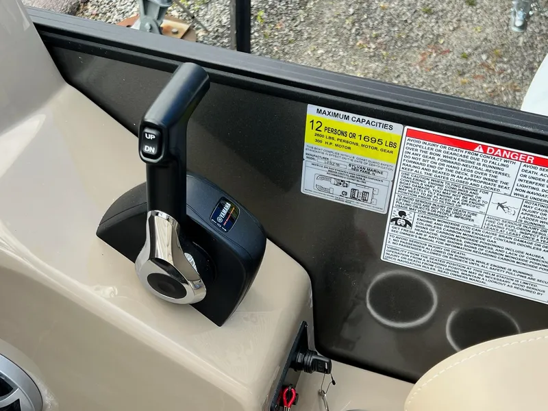 Slide: The Image of Control lever and capacity warning on 2025 Sylvan L3 DLZ Tritoon boat. - 28