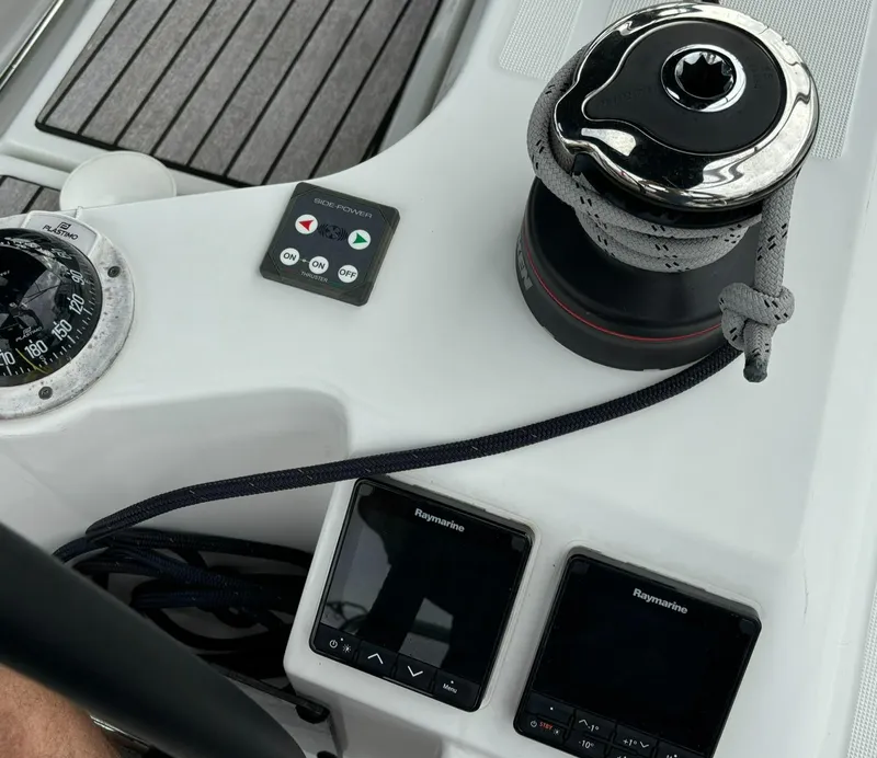 Slide: The Image of Stbd helm/Electronics/Bow thruster - 15