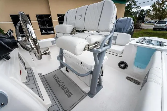 Slide: The Image of Sea Fox 228 Commander 2025 - 10