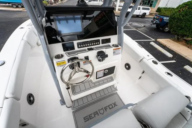 Slide: The Image of Sea Fox 228 Commander 2025 - 13